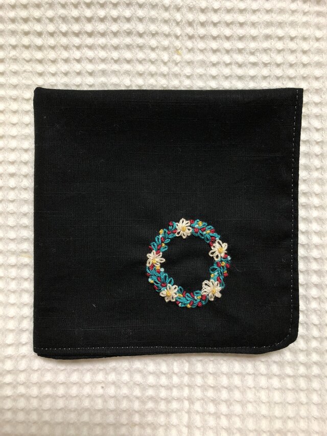 コットンの刺繍ハンカチ☆小花のリースの画像1枚目