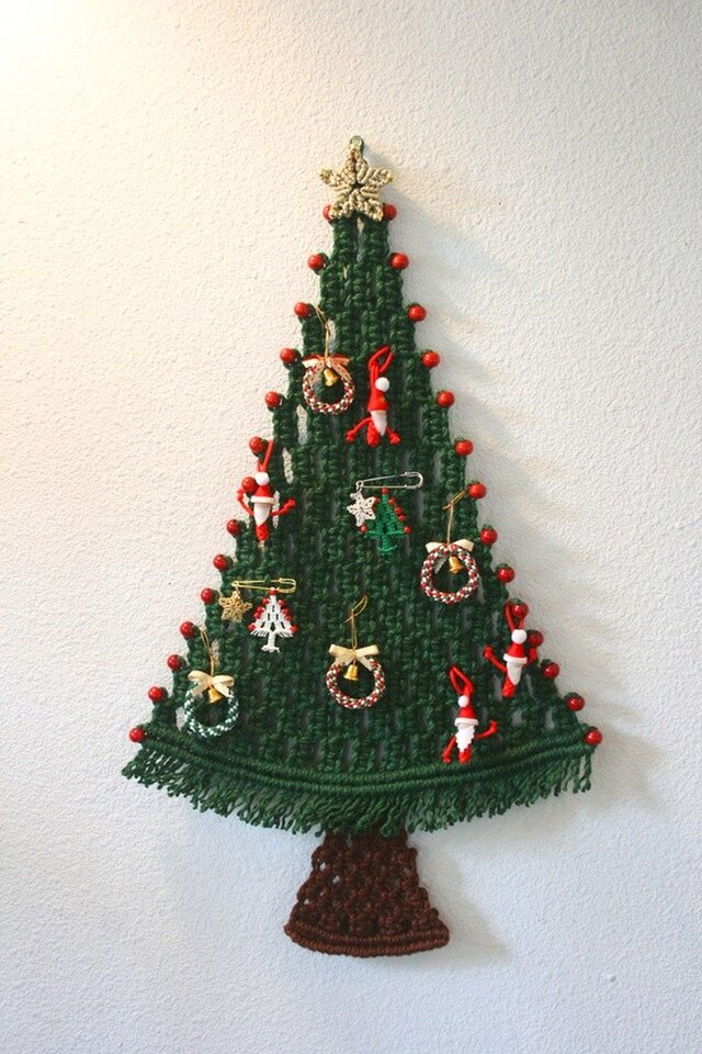 ジュートコードで作ったマクラメ編みのクリスマスツリータペストリー～外せる星とオーナメント付き♪ | iichi ハンドメイド ・クラフト作品・手仕事品の通販