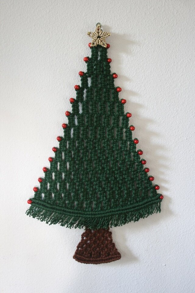 ジュートコードで作ったマクラメ編みのクリスマスツリータペストリー～外せる星とオーナメント付き♪