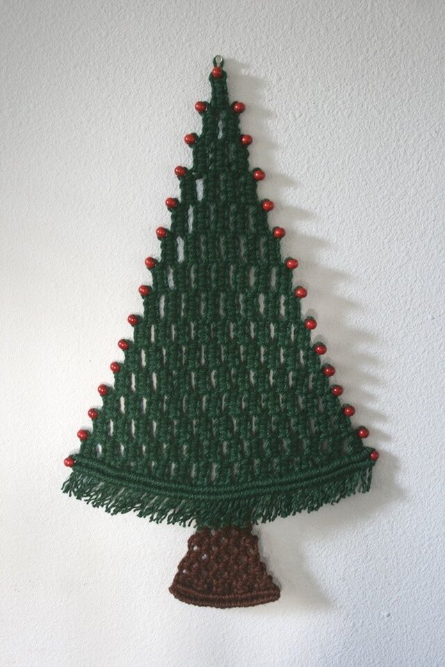 ジュートコードで作ったマクラメ編みのクリスマスツリータペストリー