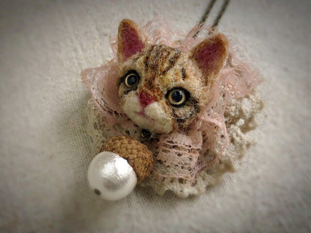 どんぐりと山猫的ペンダント&ブローチ レジンド羊毛フェルトの画像1枚目