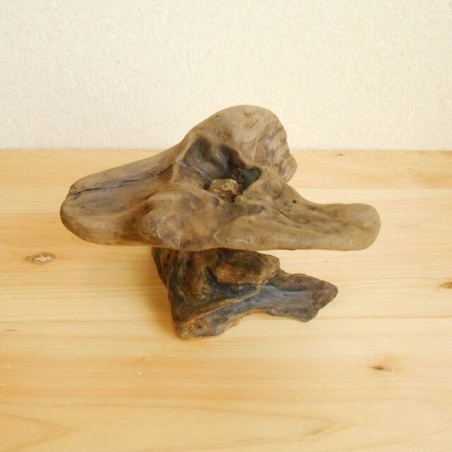 【温泉流木】花びらのように滑らかな石入り流木スタンド 流木置き台 流木インテリアの画像1枚目
