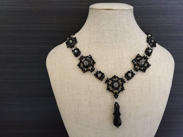 スワロフスキー　ブラッククリスタル　ネックレス スワロフスキー・クリスタル】ネックレス『黒い雫』 | iichi