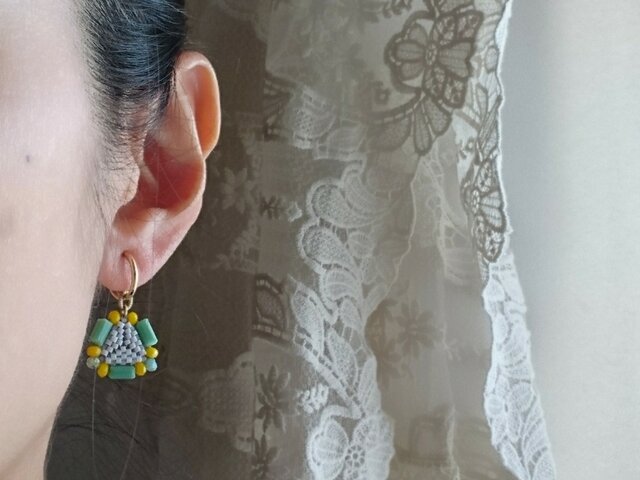 送料無料＊＊△モチーフのビジューピアス | iichi 日々の暮らしを