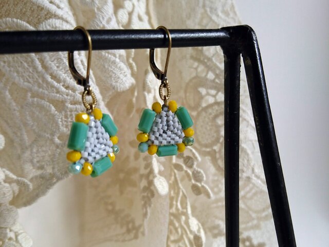 送料無料＊＊△モチーフのビジューピアス | iichi 日々の暮らしを