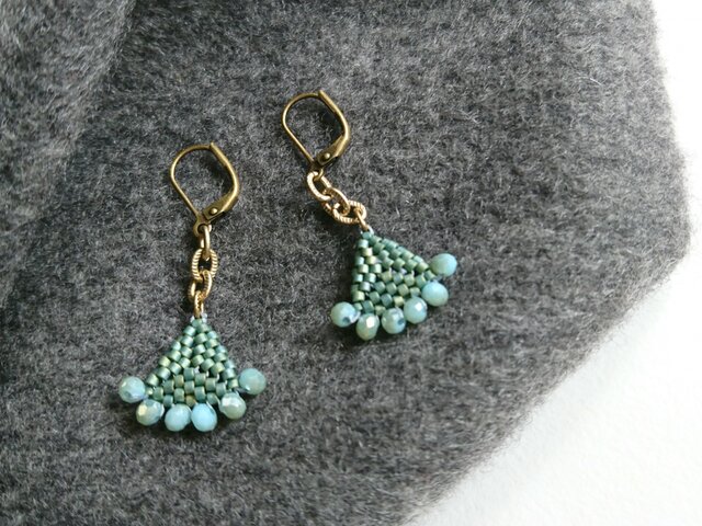 送料無料**△モチーフのビジューピアス*greenの画像1枚目