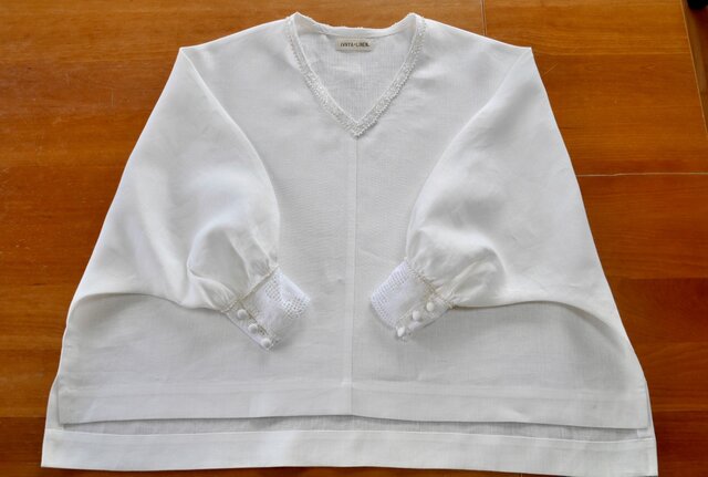 エンジェルレースとホワイトリネンのドレスブラウス 【Vネック・ビーズ刺繍・長袖】の画像1枚目