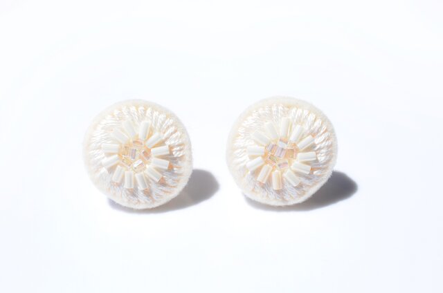 <Stella~遊び好きの星~>刺繍イヤリング◎雲海色◎ホワイト/白の画像1枚目