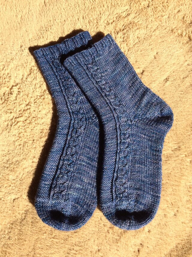 縄編み模様の手編み靴下 | iichi 日々の暮らしを心地よくする
