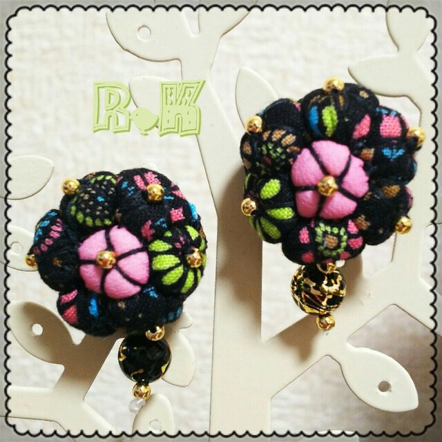 ブラックのカラフルな小花模様花のピアス