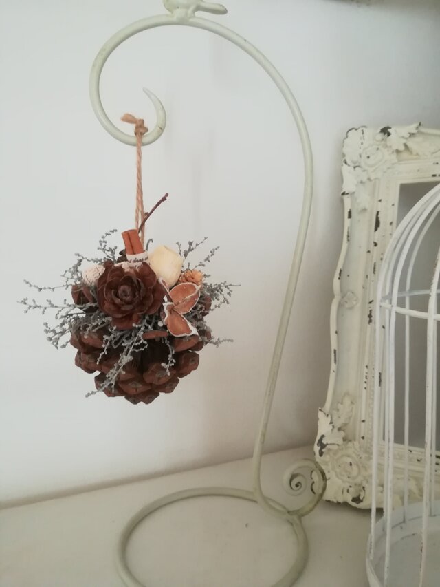 【送料無料】たっぷり木の実と大きな松ぼっくりのオーナメント