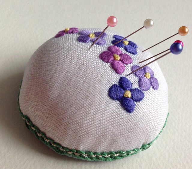あじさい刺繍のピンクッション(針山) | iichi 日々の暮らしを あじさい刺繍のピンクッション(針山) | iichi 日々の暮らしを