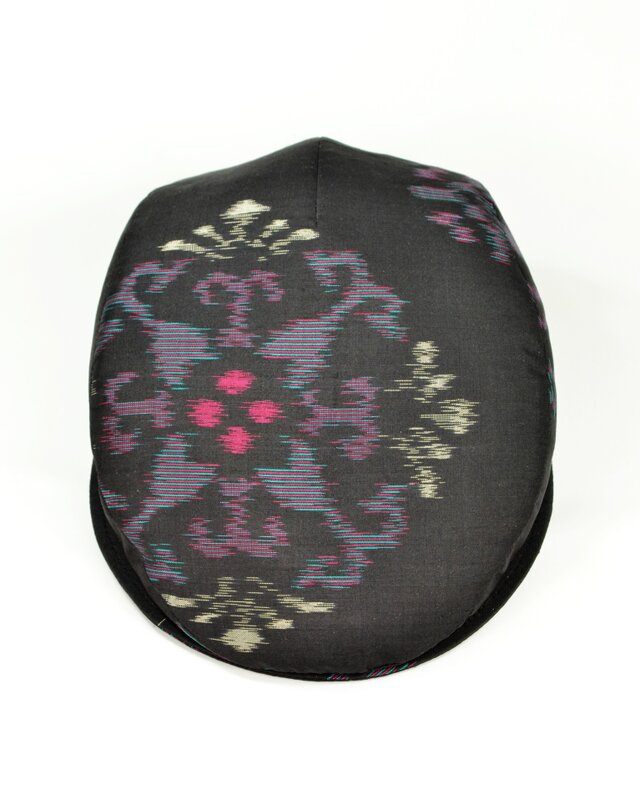 銘仙ハンチング：黒地に大きなピンクの花模様　1710h8