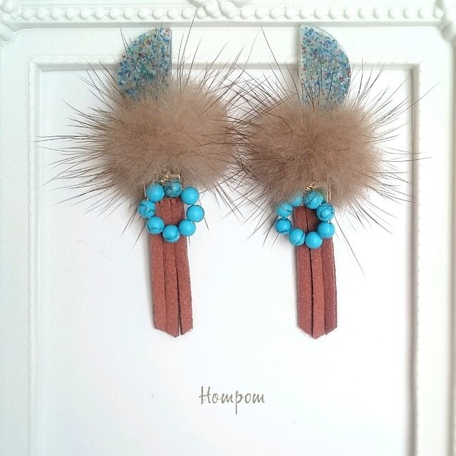 ファーとタッセルのエスニックイヤリング ホムポム