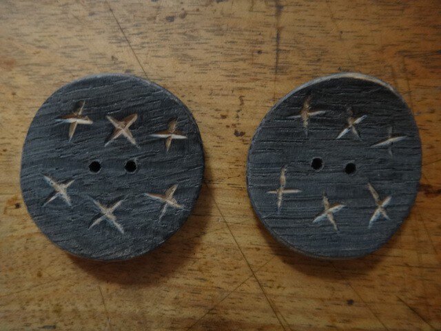 楢の木染めボタン ばってん2個の画像1枚目