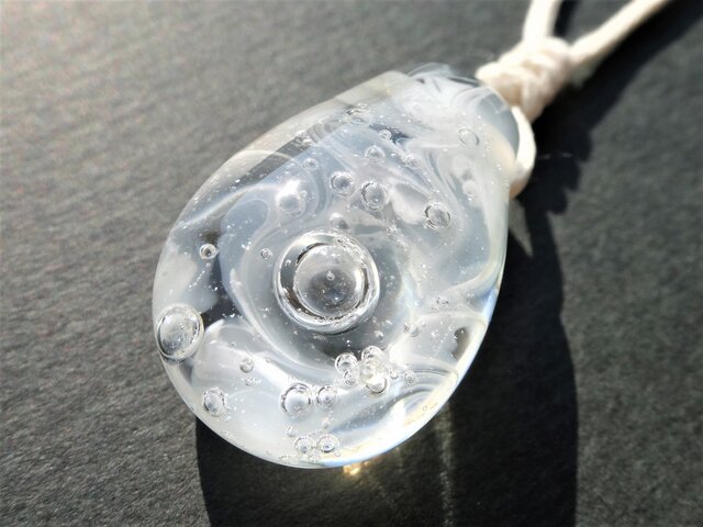 《Happy bubble ~snow》 プチペンダント ガラス とんぼ玉 ペンダントの画像1枚目