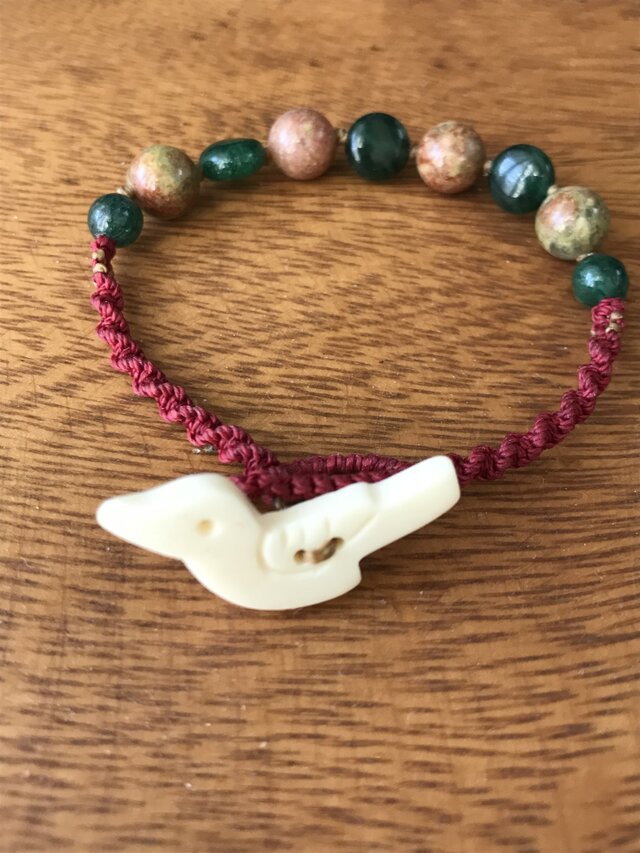 鳥ボタンのマクラメ編み天然石ブレスレットの画像1枚目