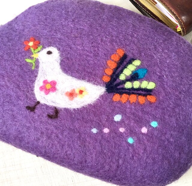 羊毛フェルト刺繍のカラフルな尾っぽの鳥柄バック | iichi 日々の