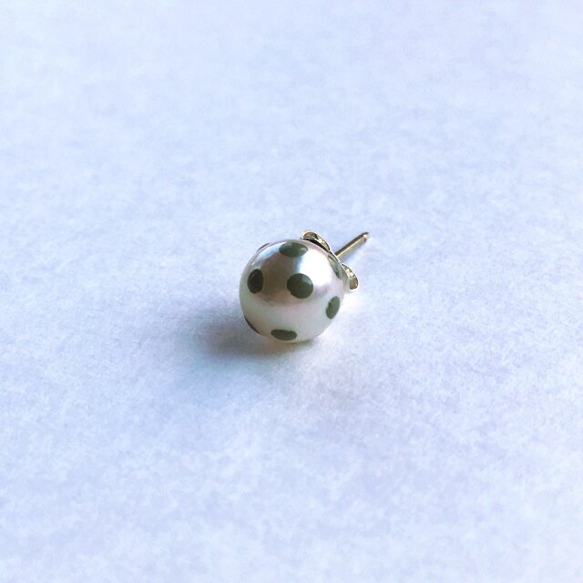 パール+漆ドットの片耳ピアス カーキ silverの画像1枚目