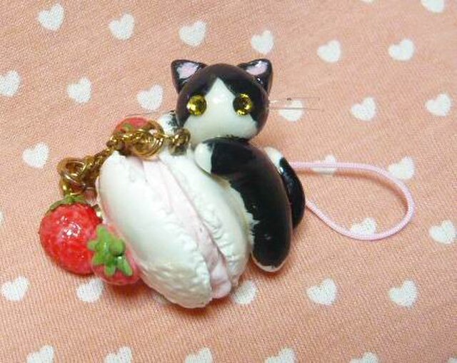 にゃんこのしっぽ○いちごマカロンのストラップ○さび猫の画像1枚目