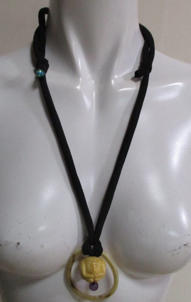 送料無料 干支の彫り物で作ったペンダント 3079の画像1枚目