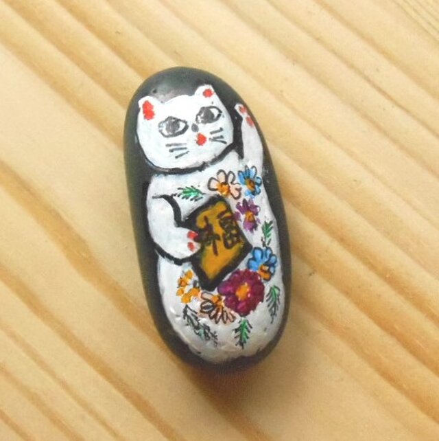 【招き猫石】福来たる左手上げ花柄の白猫 黒石シリーズ小 ストーンペイントまねきねこの画像1枚目