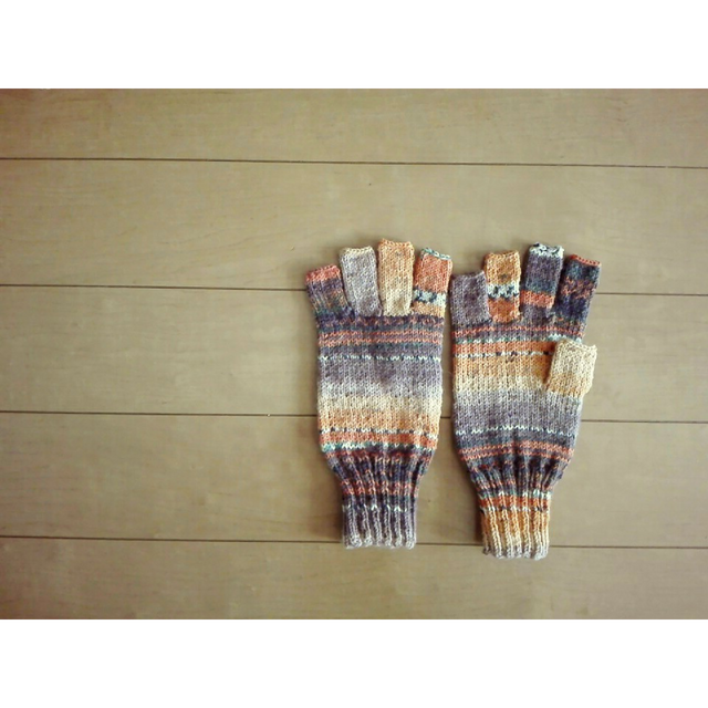 指先ほんのちょっと出の手袋