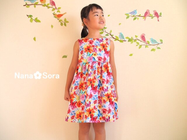 size100/130 女の子の子供服。華やか花柄ギャザーワンピースの画像1枚目