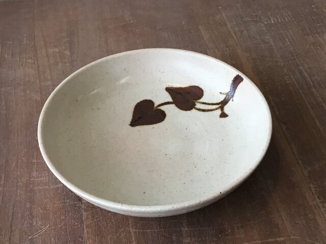 ふたば葵 鉄絵深皿の画像1枚目