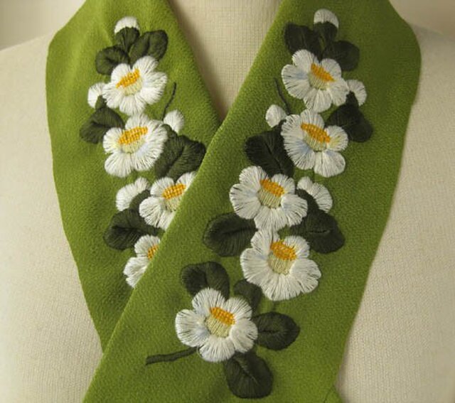 刺繍半衿・椿（白・抹茶色縮緬） | iichi 日々の暮らしを心地よくする