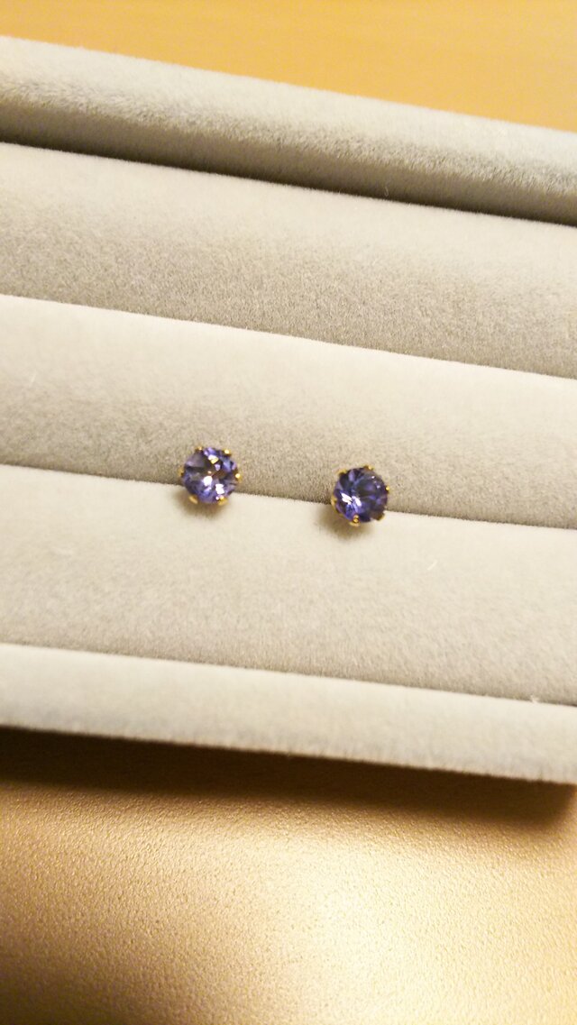 再販:アイオライトファセットピアス(4ミリ)の画像1枚目