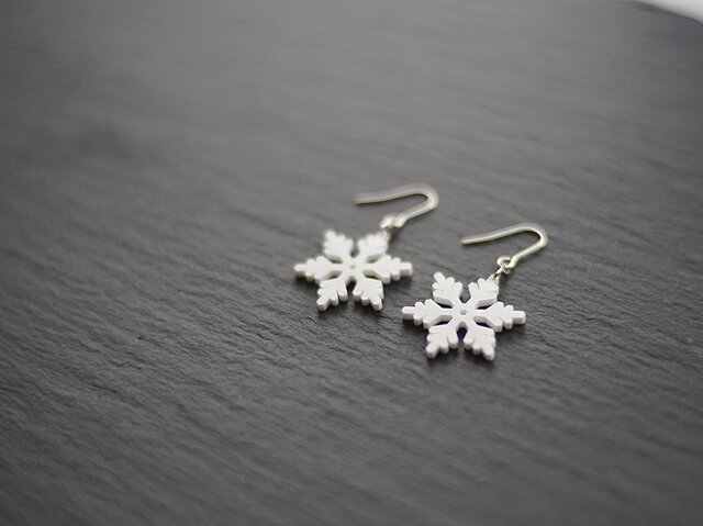 とけない雪の結晶ピアス snow crystal Aの画像1枚目