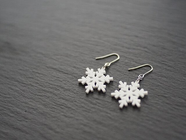 とけない雪の結晶ピアス snow crystal Eの画像1枚目