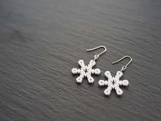 とけない雪の結晶ピアス snow crystal Fの画像1枚目