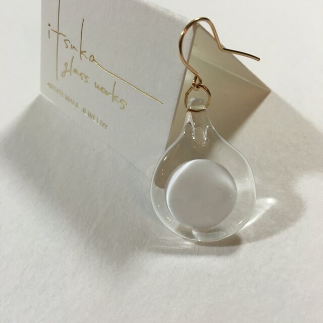 flat /white -ガラスと14kgfの片耳ピアス-の画像1枚目