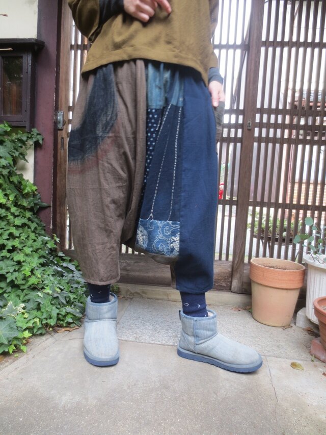 おしやれな大人のサルエルパンツ☆手描き自然染めに古布絣パッチして♪藍染好きさんにも