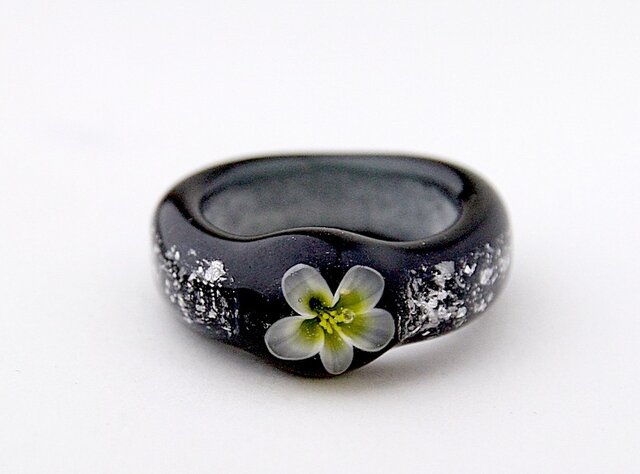 白いお花のガラスリングの画像1枚目