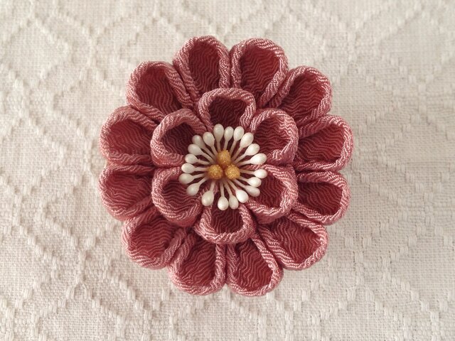 つまみ細工　髪飾り　✴︎結花✴︎紅・グリーン・マスタード　No.378再販2 紅白＊髪飾りセット＊つまみ細工 | 四季saiku＊和モダンなつまみ