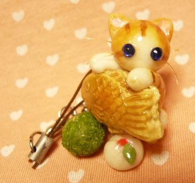 にゃんこのしっぽ○たいやきストラップ○茶とら白猫○ミニチュアの画像1枚目