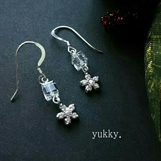 スワロフスキーキューブcrystal＊ジルコニアフラワーSF(シルバーフィルド)ピアス/イヤリング