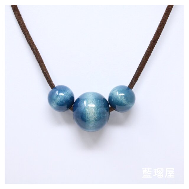 藍染め木玉 3連ネックレスの画像1枚目
