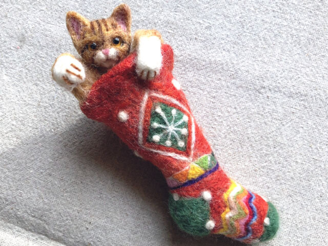 2way♪Cat in Christmas Stockings ブローチ&ペンダント レジンド羊毛フェルトの画像1枚目