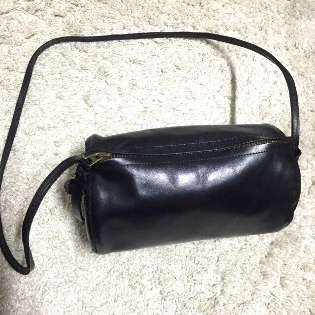 マットなイタリンレザーの筒形ショルダー・小さ目