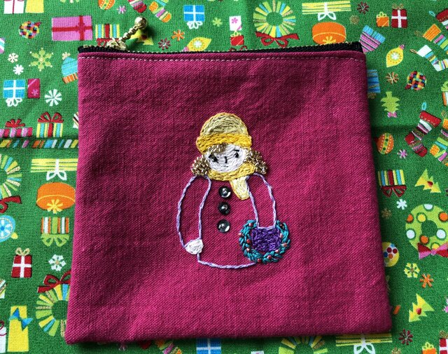 刺繍のファスナーポーチ☆クリスマスの画像1枚目