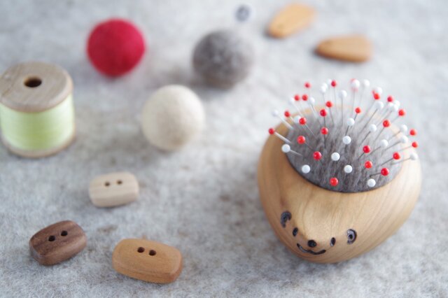 ハリネズミの羊毛ピンクッション【針山】ナチュラル ミディアムグレー