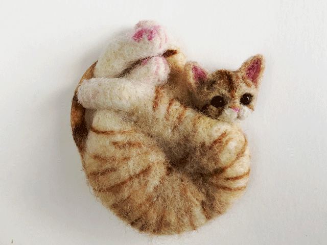 アンモニャイト H 茶トラの子猫 ブローチ＆ペンダント 形状安定羊毛