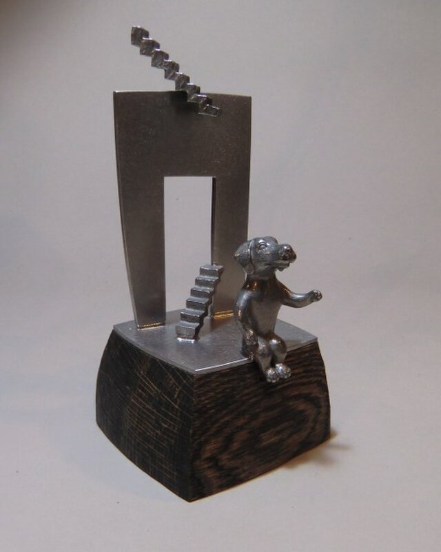 オブジェ「犬と階段」