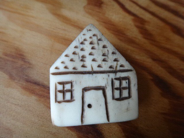 鹿角で作ったお家ブローチの画像1枚目