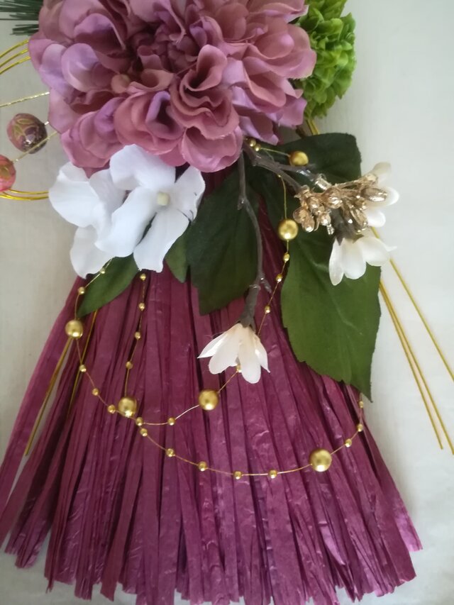 送料無料】ダリアのワインカラーしめ縄リース | iichi 日々の暮らしを