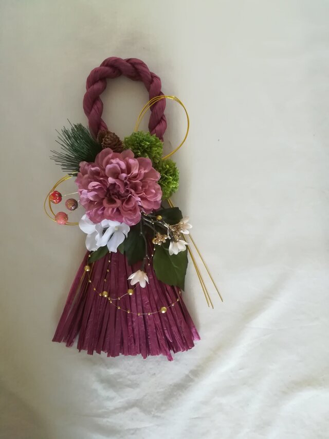 送料無料】ダリアのワインカラーしめ縄リース | iichi 日々の暮らしを